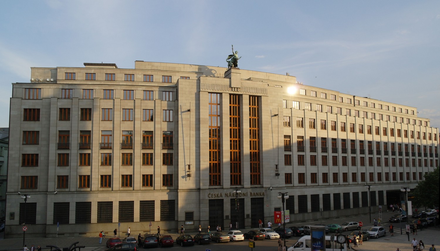 Budova České národní banky v Praze. Archivní fotografie (2011). Foto: jklamo. Zdroj: Wikimedia Commons. Licence: CC BY-SA 3.0 CZ.